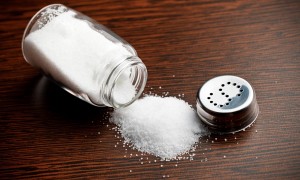 با خوردن بیش از اندازه نمک، چه اتفاقاتی در بدن ما می افتد؟